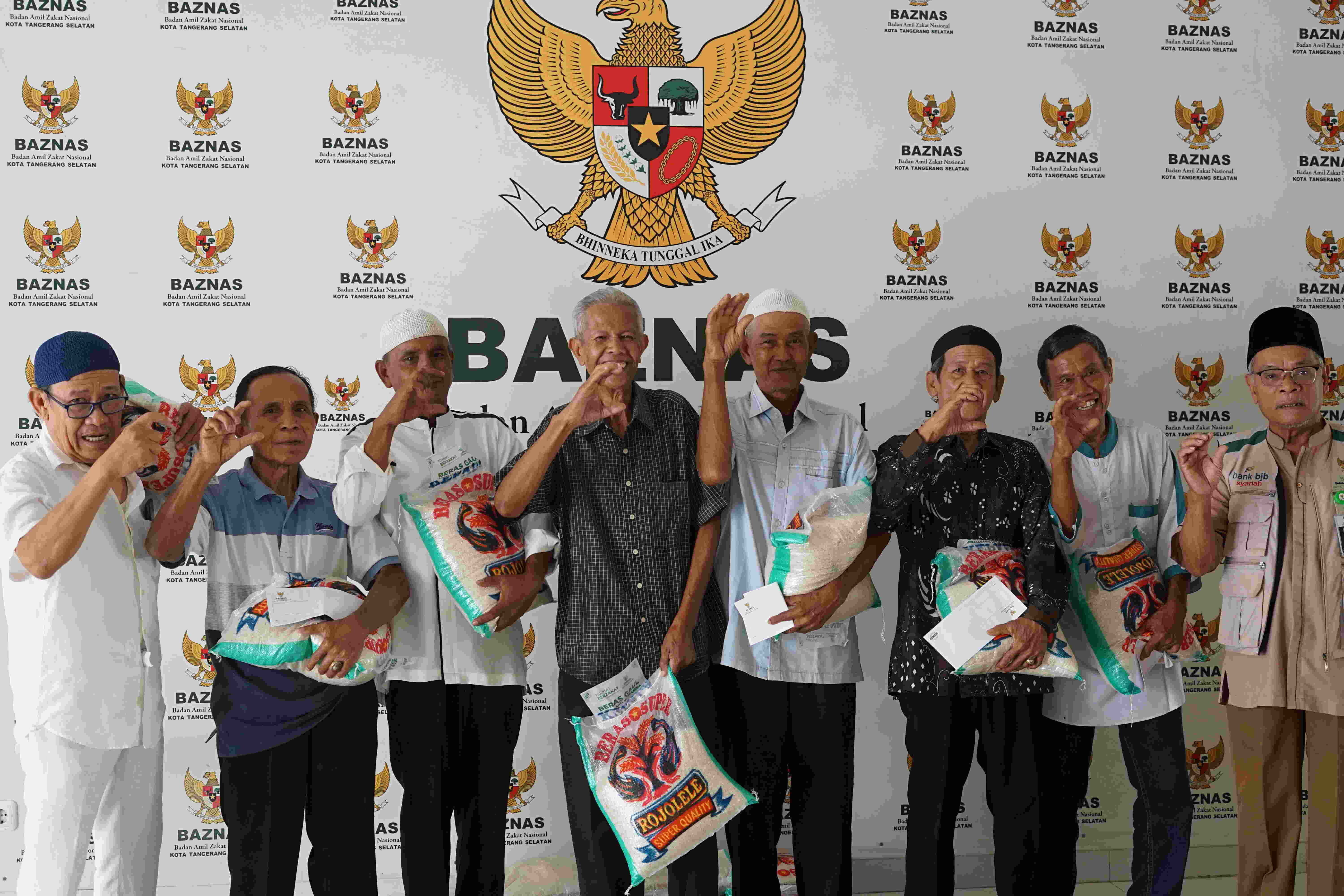 Sebanyak 660 Lansia di Tangsel Terima Bantuan Beras dan Uang Tunai dari BAZNAS Periode Ketiga 2024