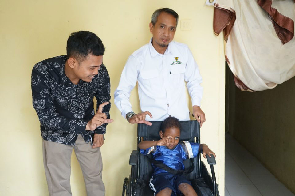 Respon Cepat BAZNAS Tangsel: Kursi Roda Baru untuk Adik Nasrudin Warga Asal Somalia