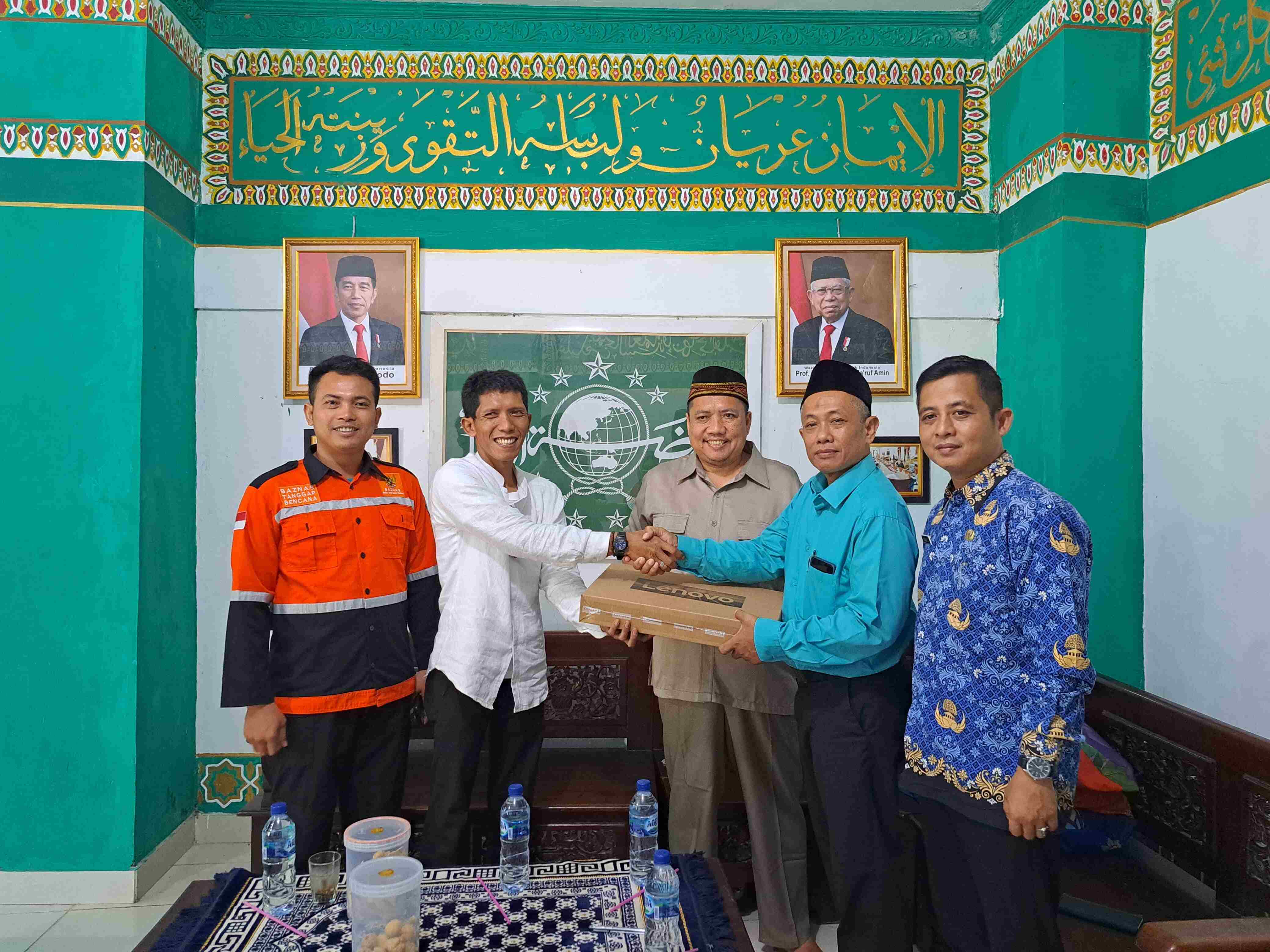 Meningkatkan Fasilitas Pendidikan Pesantren Assa'adah Setu, BAZNAS Tangsel Berikan Laptop untuk Menunjang Pendidikan Santri