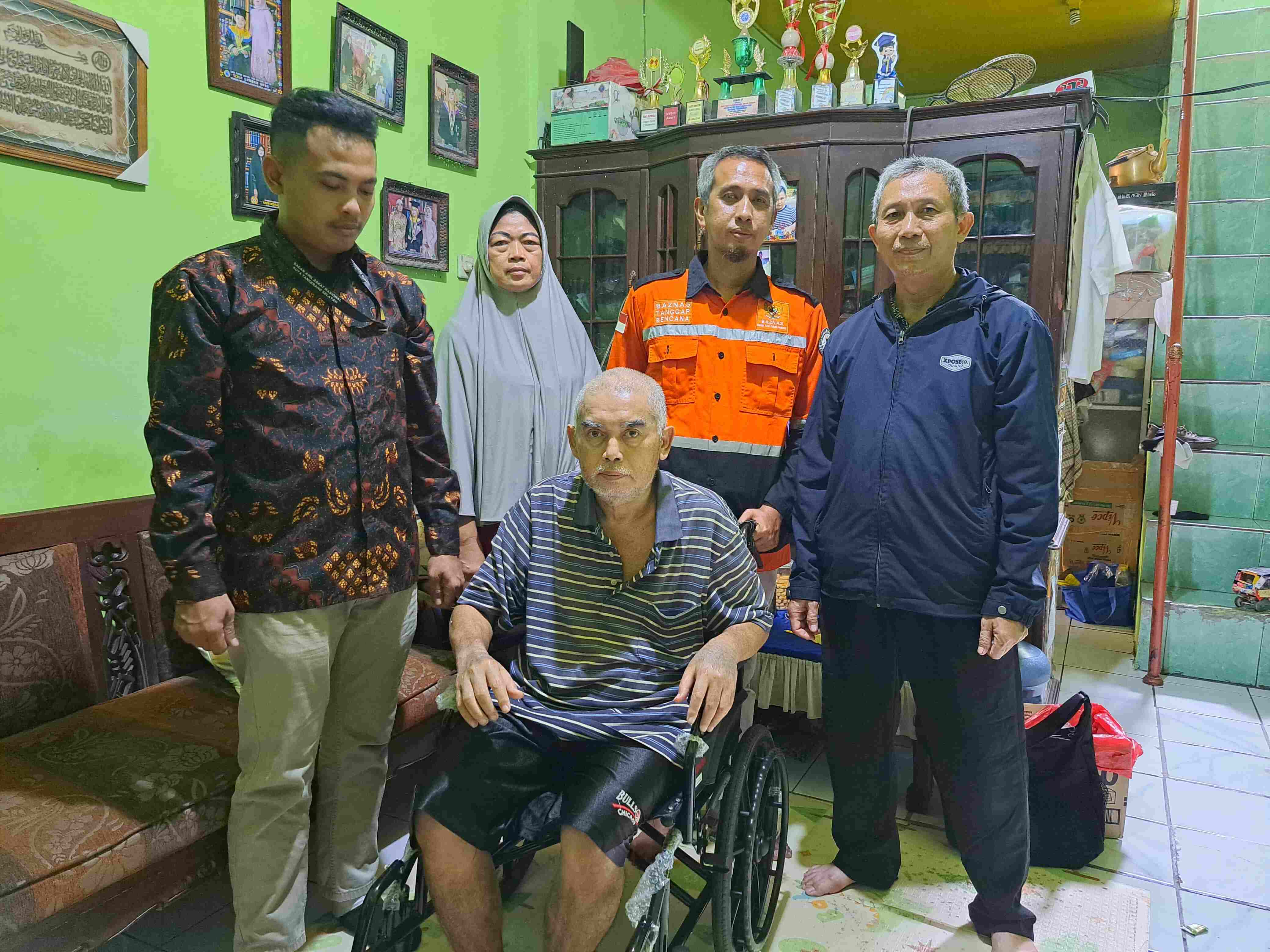 BAZNAS Tangsel Bantu Bapak Fauzi dengan Kursi Roda Baru, Tingkatkan Kualitas Hidup Penyandang Disabilitas