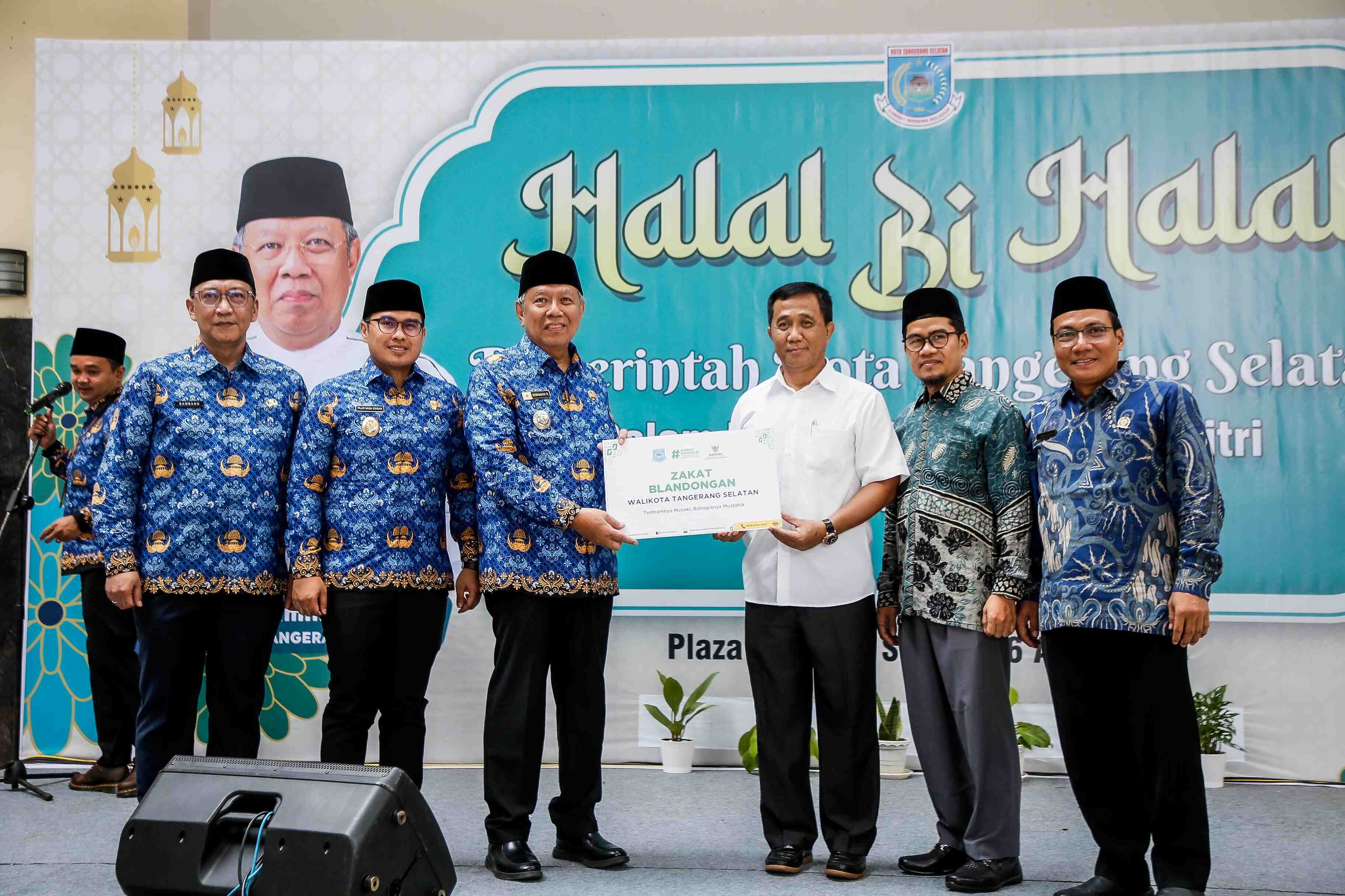 Wali Kota Tangerang Selatan Drs H Benyamin Davnie Menyerahkan Zakat ke Baznas Kota Tangerang Selatan