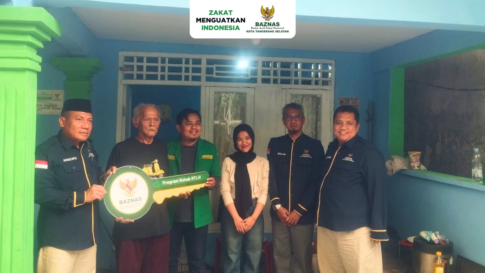 SENYUM BAPAK ISMET MENGEMBANG SAAT KUNCI RUMAH BARUNYA DISERAHKAN LANGSUNG OLEH BAZNAS KOTA TANGERANG SELATAN